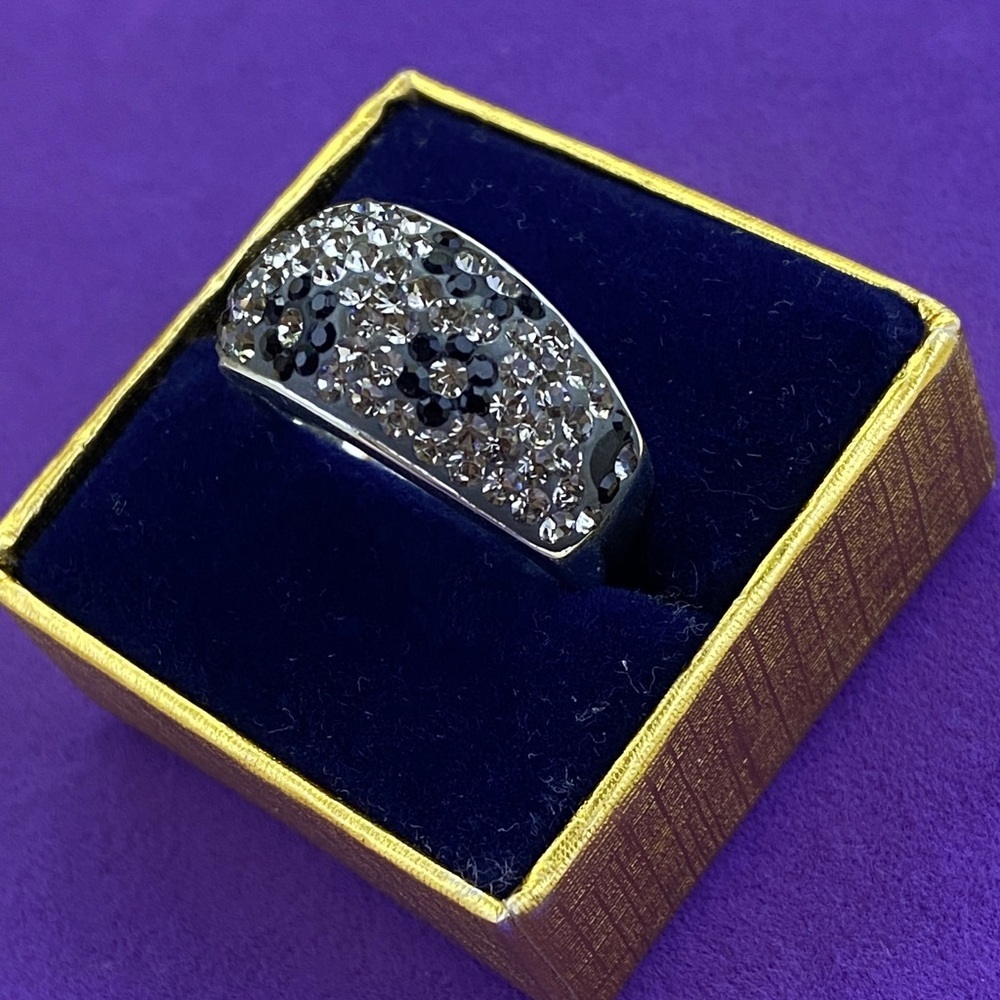 💛 Silver Brass Crystal Pavé Dome Ring | Black Floral Accent Statement Ring - Picture 3 of 9